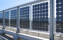 Auch eine Art von Solarfenstern: Bifacial Solarzellen an einem Brückgeländer